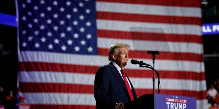 Ο Ντόναλντ Τραμπ επιστρέφει θριαμβευτικά στον Λευκό Οίκο μετά από τέσσερα χρόνια