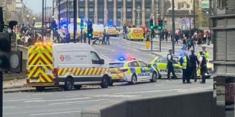 Λονδίνο: Άνδρας δέχθηκε μαχαιριές στη γέφυρα Ουεστμίνσερ