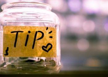 Φιλοδωρήματα: Αφορολόγητα πλέον τα tips έως 300 ευρώ – Όλοι οι νέοι κανόνες