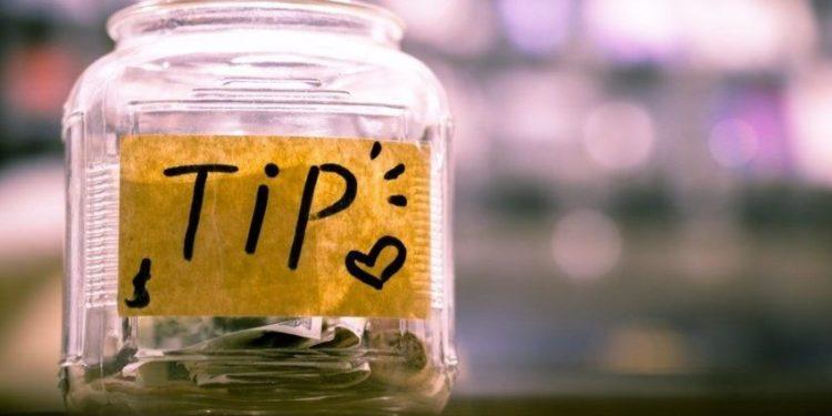 Φιλοδωρήματα: Αφορολόγητα πλέον τα tips έως 300 ευρώ – Όλοι οι νέοι κανόνες