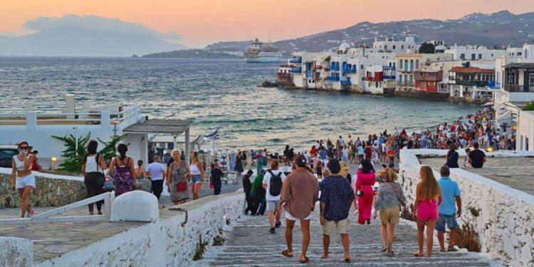 Τι αλλάζει σε ακίνητα, τουρισμό, Airbnb – Ποιοι θα πληρώσουν τέλος και πόσο, κίνητρα και πρόστιμα 40.000 ευρώ