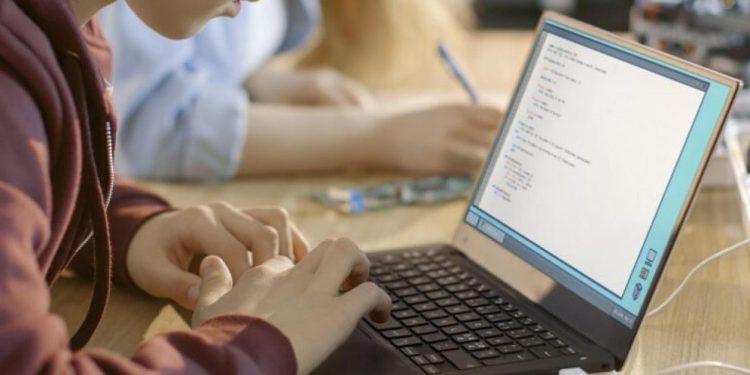 Έρευνα: Πού υστερούν οι Έλληνες μαθητές στη χρήση ηλεκτρονικών υπολογιστών