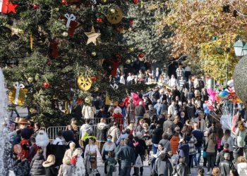 Εορταστική ατμόσφαιρα στην Αθήνα: Παραμονή Χριστουγέννων με αυξημένη κίνηση στα καταστήματα