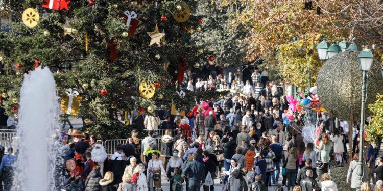 Εορταστική ατμόσφαιρα στην Αθήνα: Παραμονή Χριστουγέννων με αυξημένη κίνηση στα καταστήματα