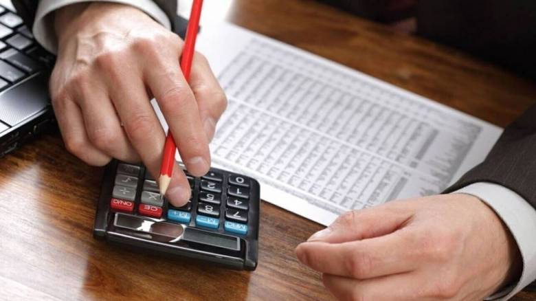 Αύξηση 2,7% στις εισφορές επαγγελματιών και αγροτών το 2025 – Τι αλλάζει και γιατί