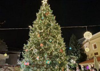 Το Καρπενήσι μεταμορφώνεται σε ένα παραμυθένιο χριστουγεννιάτικο χωριό.