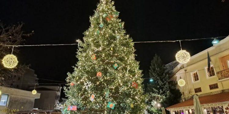 Το Καρπενήσι μεταμορφώνεται σε ένα παραμυθένιο χριστουγεννιάτικο χωριό.