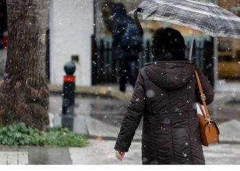 Καιρός: Χειμωνιάτικη στροφή με βροχές, καταιγίδες και χιονοπτώσεις