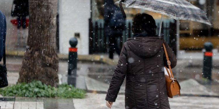 Καιρός: Χειμωνιάτικη στροφή με βροχές, καταιγίδες και χιονοπτώσεις