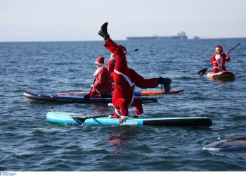 Θεσσαλονίκη: Άη-Βασίληδες με κανό και σανίδες sup «πλημμύρισαν» τον Θερμαϊκό Κόλπο