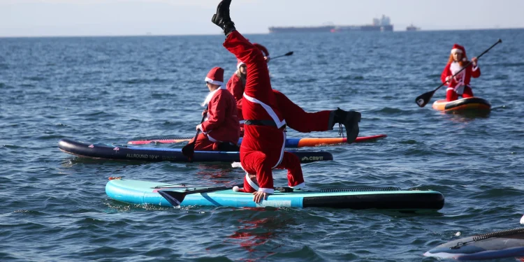 Θεσσαλονίκη: Άη-Βασίληδες με κανό και σανίδες sup «πλημμύρισαν» τον Θερμαϊκό Κόλπο
