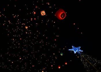 Γέμισε με φαναράκια ο αττικός ουρανός για την «νύχτα των ευχών» στην πλατεία Κοτζιά