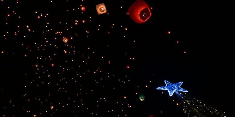 Γέμισε με φαναράκια ο αττικός ουρανός για την «νύχτα των ευχών» στην πλατεία Κοτζιά