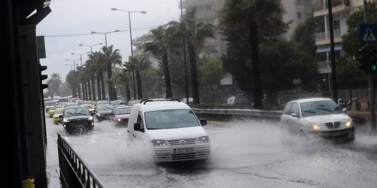 Καταιγίδες στην Αττική: Ποτάμια οι δρόμοι και σοβαρά προβλήματα στην κυκλοφορία – ΟΙ Επόμενες ώρες