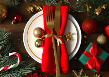 Ρεβεγιόν Χριστουγέννων 2024 και Πρωτοχρονιάς: Πού θα βγούμε και τι μενού θα δοκιμάσουμε στα εστιατόρια και ξενοδοχεία της Αθήνας;