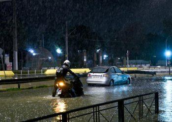 Κακοκαιρία στην Αθήνα: Πλημμύρισε η Ποσειδώνος και διεκόπη η κυκλοφορία