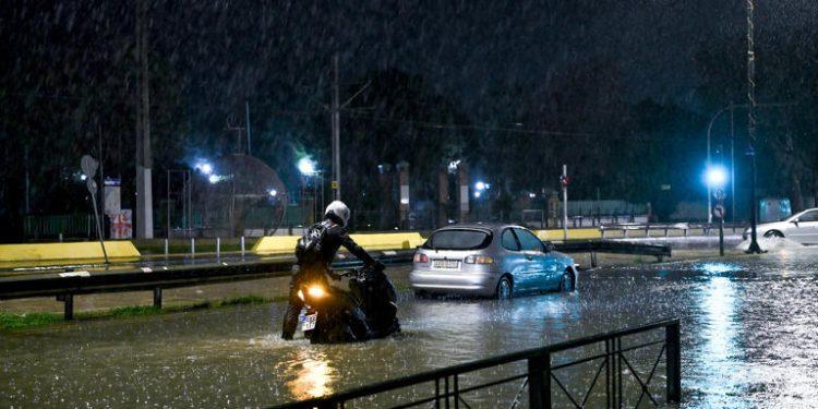 Κακοκαιρία στην Αθήνα: Πλημμύρισε η Ποσειδώνος και διεκόπη η κυκλοφορία