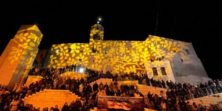 Με λαμπρότητα που επισκιάστηκε από τους πολέμους στη Μέση Ανατολή και την Ουκρανία γιόρτασαν οι Χριστιανοί τη Θεία Γέννηση