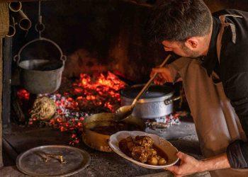 Μαγειρεύουμε αγριογούρουνο, λαγό και ελάφι σε ένα παλιό στέκι κυνηγών