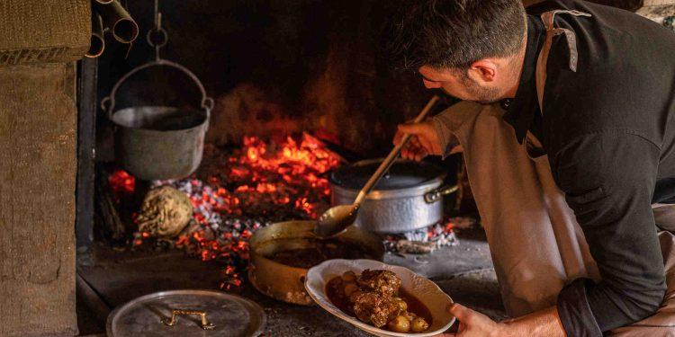 Μαγειρεύουμε αγριογούρουνο, λαγό και ελάφι σε ένα παλιό στέκι κυνηγών