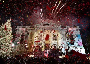 Ο Πειραιάς άναψε το χριστουγεννιάτικο δέντρο με τα 100.000 λαμπιόνια