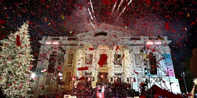 Ο Πειραιάς άναψε το χριστουγεννιάτικο δέντρο με τα 100.000 λαμπιόνια