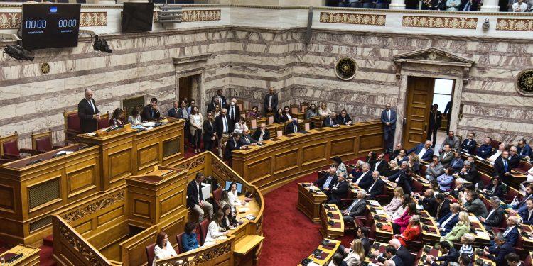 Βουλή: Με ομιλίες κορυφαίων υπουργών συνεχίζεται για 4η ημέρα η συζήτηση του προϋπολογισμού