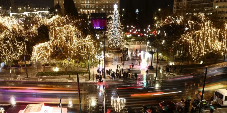 Εορταστική ατμόσφαιρα στο Σύνταγμα INTIME NEWS / ΛΙΑΚΟΣ ΓΙΑΝΝΗΣ