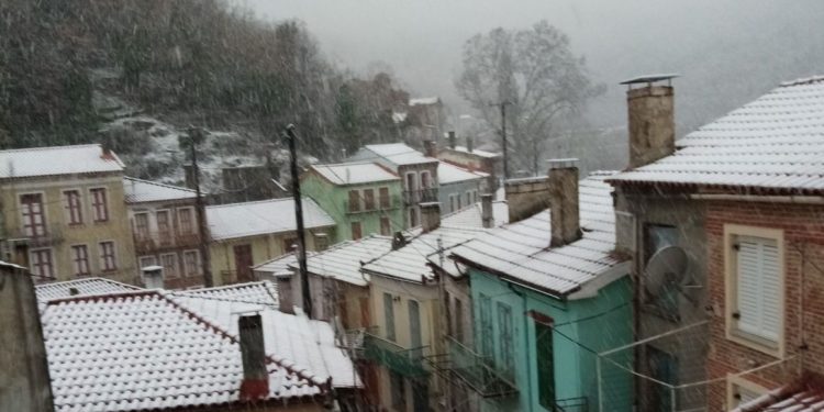 Λέσβος: Συνεχίζει να χιονίζει στον ορεινό όγκο της Αγιάσου – Απαιτούνται αντιολισθητικές αλυσίδες