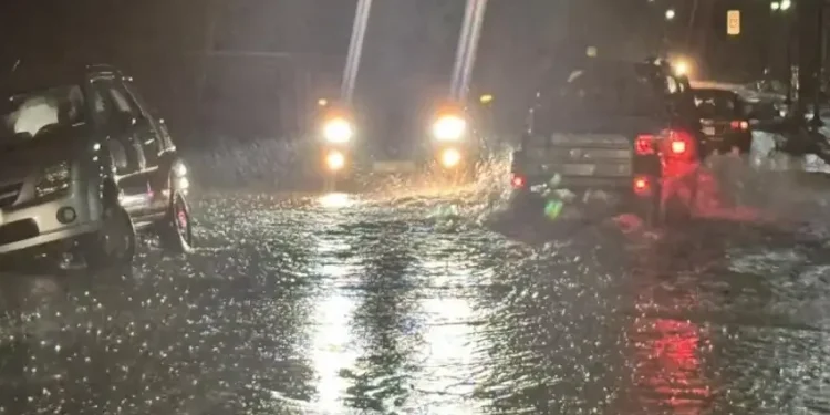 Έντονα καιρικά φαινόμενα στο Αγρίνιο: Προβλήματα, πλημμύρες και ενεργοποίηση του 112 (video)
