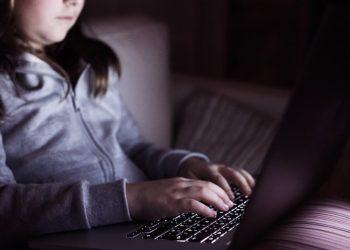 Σύσκεψη στο Μαξίμου για την προστασία των ανηλίκων από το διαδίκτυο – Έρχεται το «Kids Wallet»