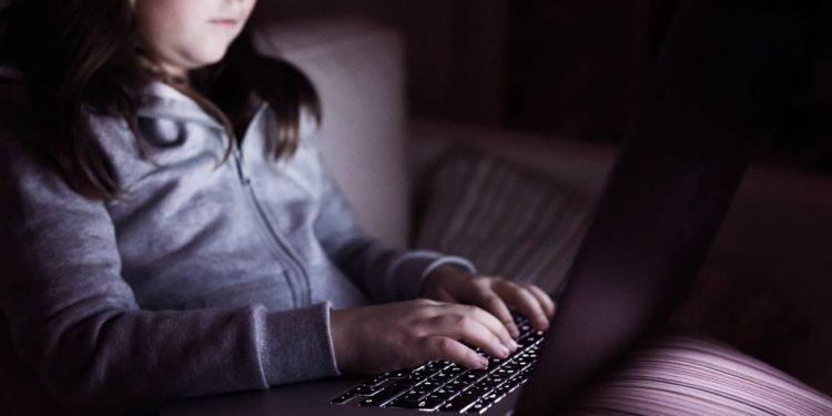 Σύσκεψη στο Μαξίμου για την προστασία των ανηλίκων από το διαδίκτυο – Έρχεται το «Kids Wallet»