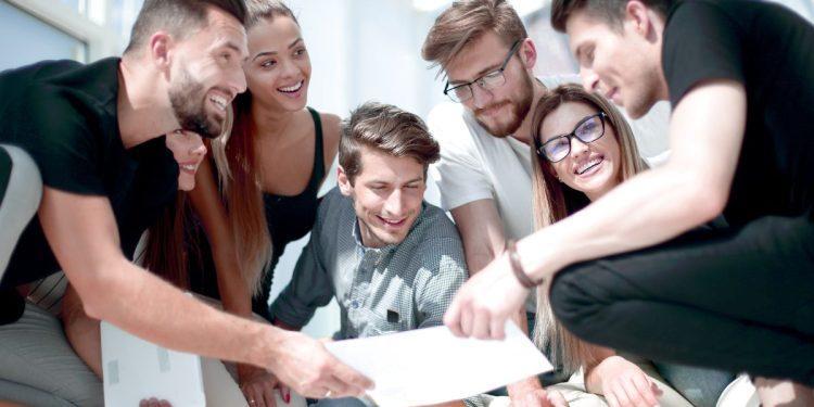 Ξεκινά η διαδικασία επιδότησης για άνεργους: 17.000 ευρώ για τη δημιουργία δικής τους επιχείρησης