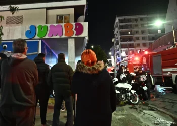 Φωτιά σε κατάστημα JUMBO στον Πειραιά: Στο σημείο επιχειρούν 18 πυροσβέστες