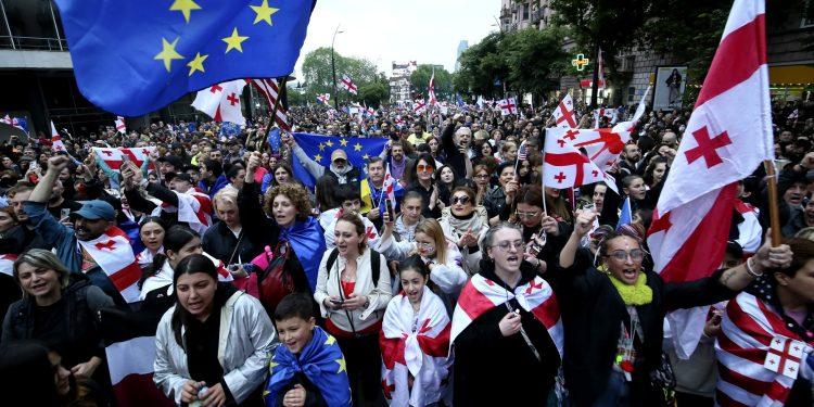 Ένταση και πολιτική κρίση στη Γεωργία ενόψει του διορισμού ακραίου υποψηφίου στην προεδρία