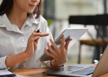 Ηλεκτρονικές αγορές: Οι 10 απάτες που πρέπει να προσέξετε την περίοδο των Χριστουγέννων