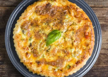 Αλμυρό Cheesecake με καπνιστό σολομό: ένα πρώτο πιάτο για εκλεκτούς καλεσμένους