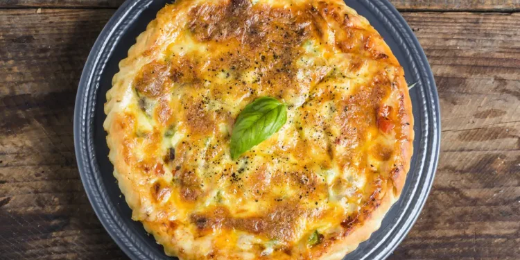 Αλμυρό Cheesecake με καπνιστό σολομό: ένα πρώτο πιάτο για εκλεκτούς καλεσμένους