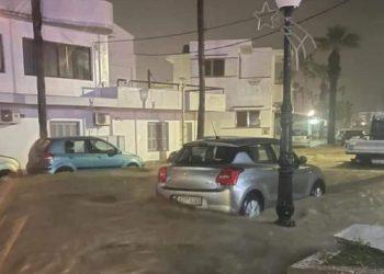 Κακοκαιρία Bora: Τουλάχιστον 30 ανθρώπους έχουν απεγκλωβίσει στη Ρόδο από σπίτια και αυτοκίνητα οι πυροσβέστες