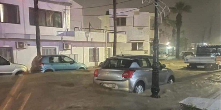 Κακοκαιρία Bora: Τουλάχιστον 30 ανθρώπους έχουν απεγκλωβίσει στη Ρόδο από σπίτια και αυτοκίνητα οι πυροσβέστες