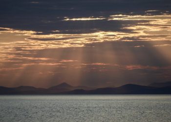 Καιρός: Λιακάδα, άνοδος της θερμοκρασίας και άνεμοι έως 6 μποφόρ στο Αιγαίο
