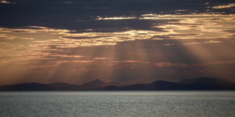 Καιρός: Λιακάδα, άνοδος της θερμοκρασίας και άνεμοι έως 6 μποφόρ στο Αιγαίο