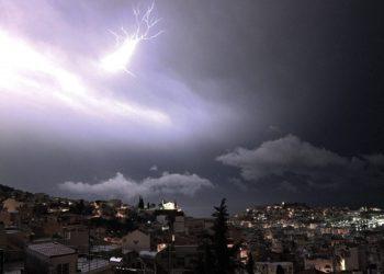 Ο Καιρός Σήμερα: Νεφώσεις με βροχές και σποραδικές καταιγίδες στην Αττική – Η κακοκαιρία θα συνεχιστεί σε αρκετά τμήματα της Ελλάδας