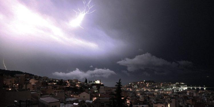 Ο Καιρός Σήμερα: Νεφώσεις με βροχές και σποραδικές καταιγίδες στην Αττική – Η κακοκαιρία θα συνεχιστεί σε αρκετά τμήματα της Ελλάδας