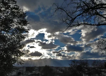 Καιρός σήμερα: Ασθενείς βροχές και μικρή πτώση της θερμοκρασίας