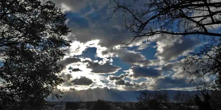 Καιρός σήμερα: Ασθενείς βροχές και μικρή πτώση της θερμοκρασίας