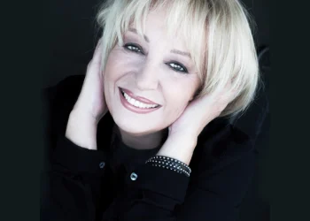 Αλέκα Κανελλίδου: Τραγουδά μαζί με τον γιο της στο Θέατρο Άλσος