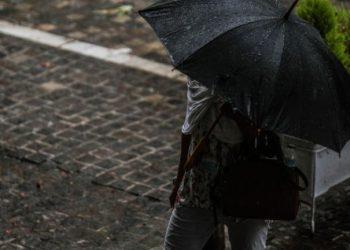 Καιρός σήμερα Πέμπτη: Βροχές, θυελλώδεις άνεμοι και χιόνια στα βόρεια