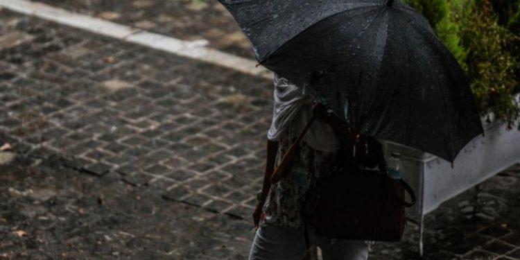 Καιρός σήμερα Πέμπτη: Βροχές, θυελλώδεις άνεμοι και χιόνια στα βόρεια