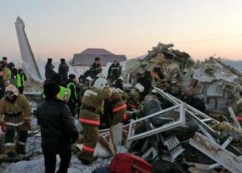 Αεροπορικό δυστύχημα στο Καζακστάν: Ενισχύονται τα σενάρια για τα αίτια της συντριβής